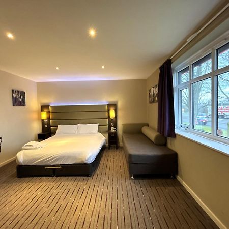 Premier Roomz Two Mills Ledsham  Exterior foto