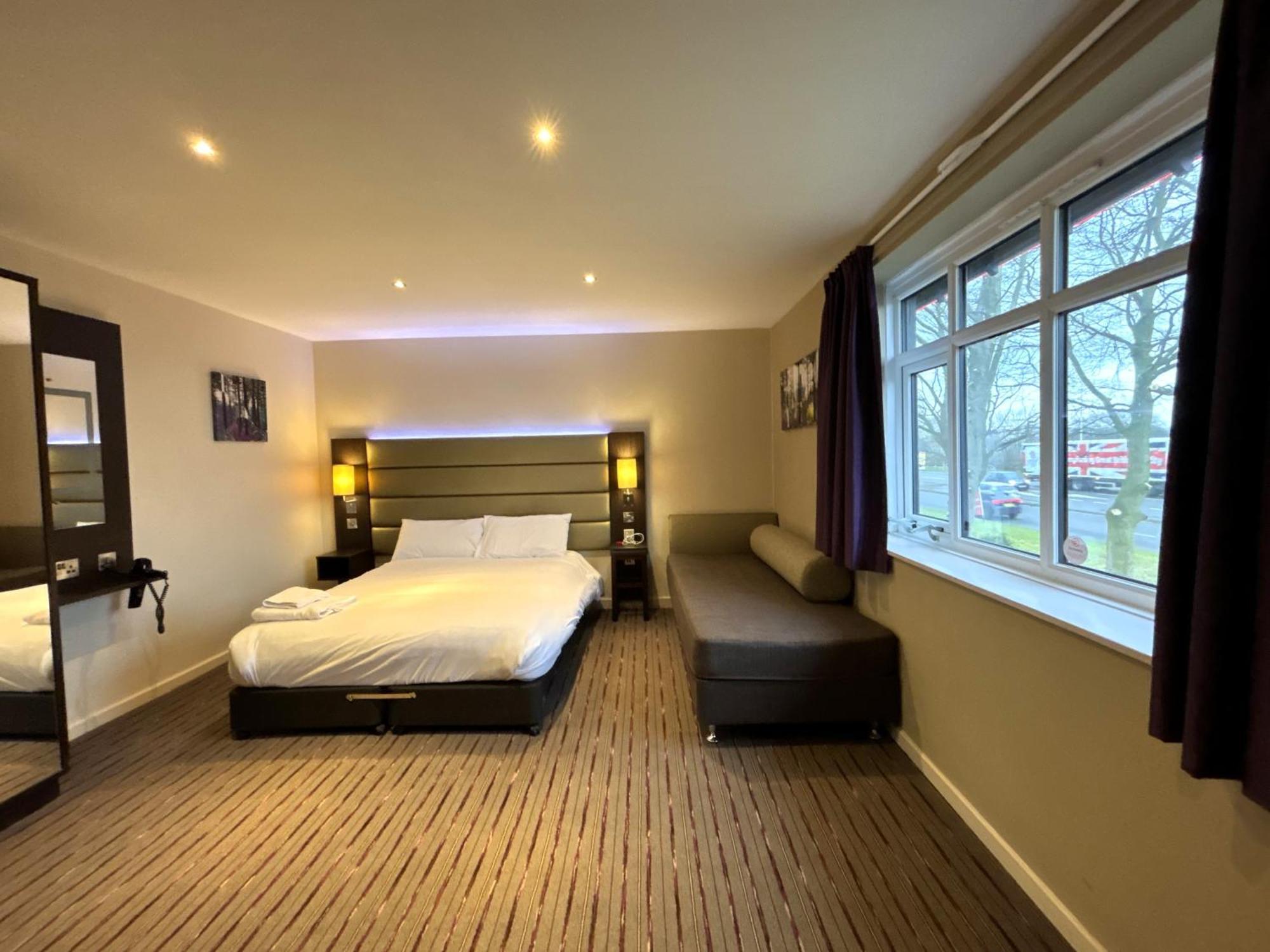 Premier Roomz Two Mills Ledsham  Exterior foto