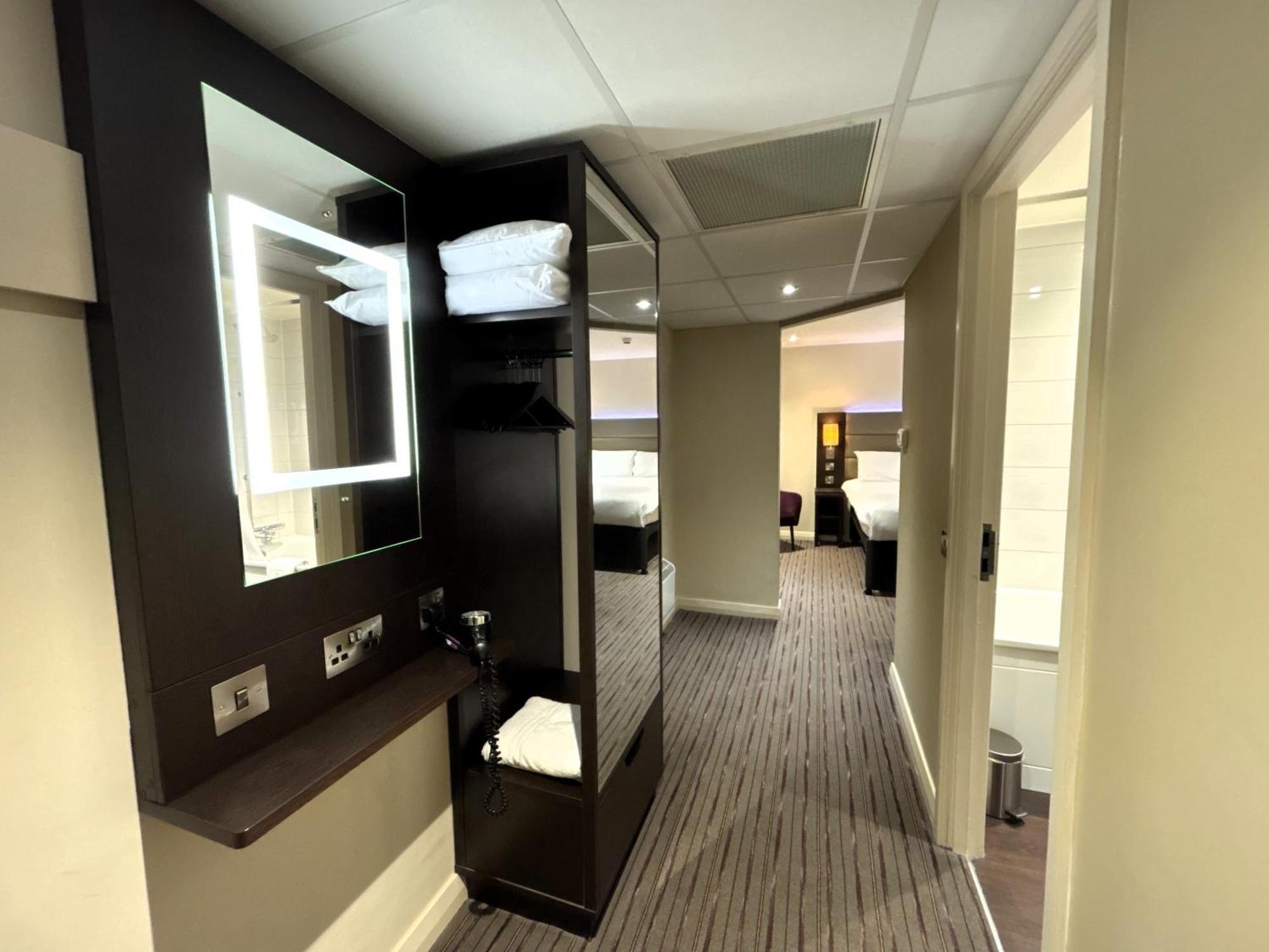 Premier Roomz Two Mills Ledsham  Exterior foto