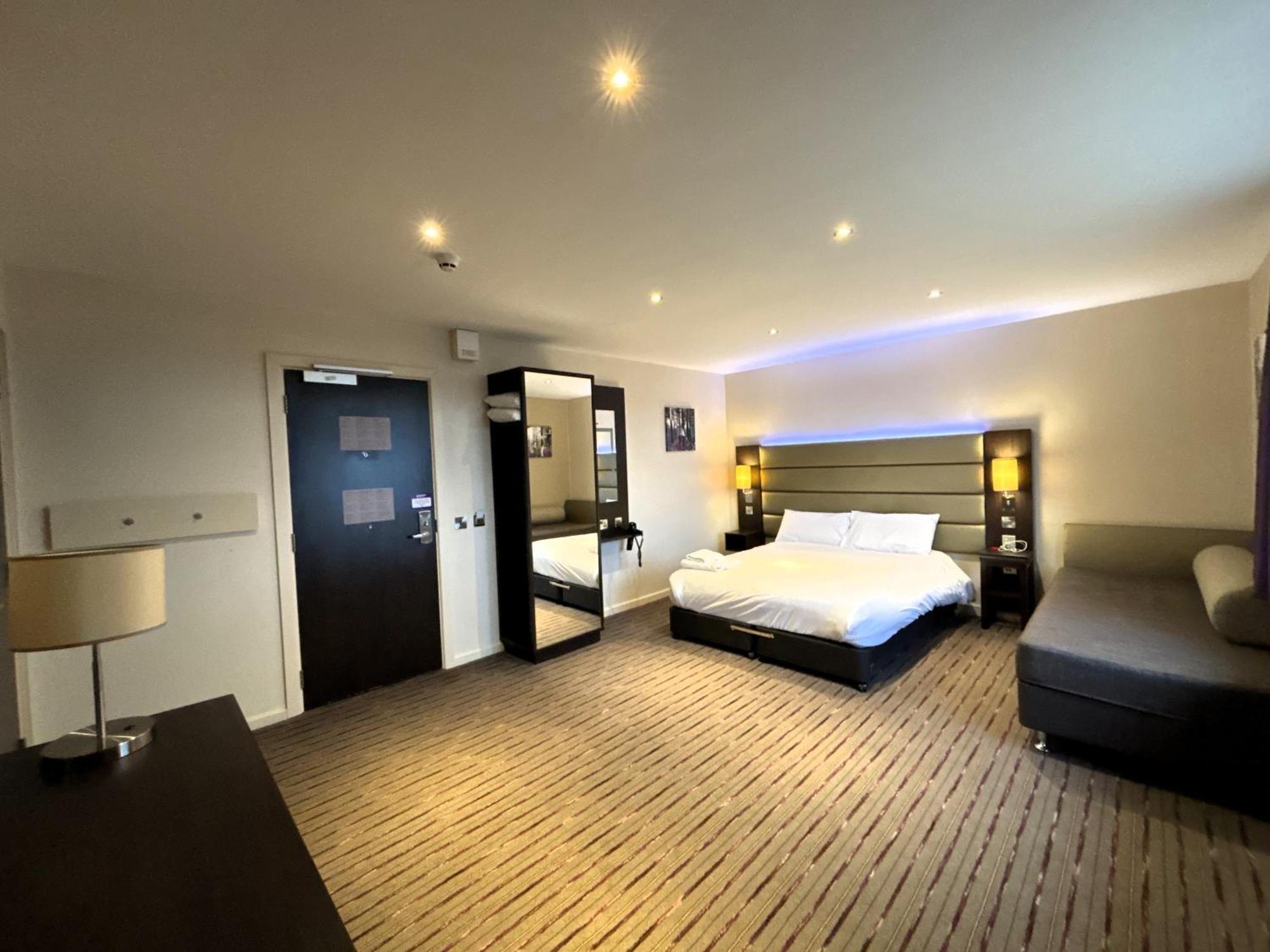 Premier Roomz Two Mills Ledsham  Exterior foto
